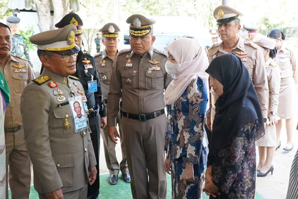 โปรดเกล้าฯ พระราชทานสิ่งของแก่ จนท. - ผู้ได้รับผลกระทบความไม่สงบ