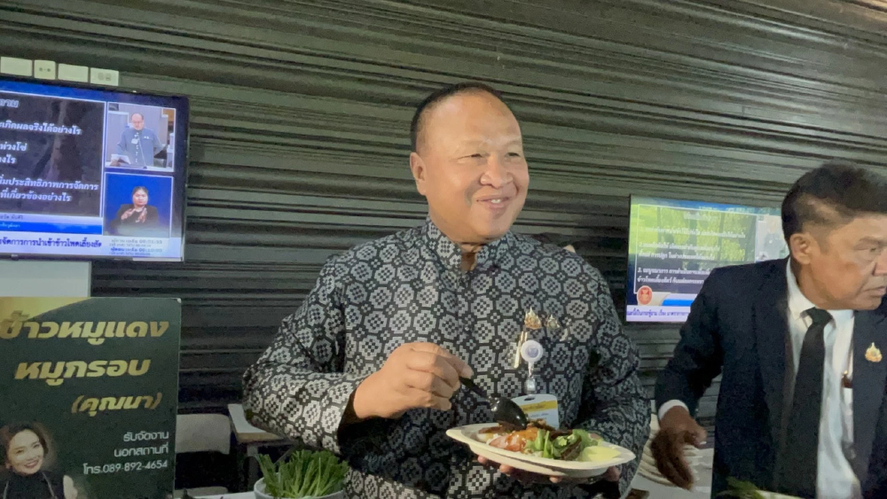 'เกรียงไกร' พาไปดู 'สว.' จ่ายเงินซื้อข้าว ชี้ช่วยประหยัดงบมาก