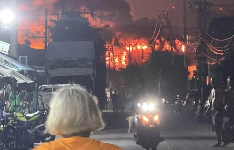 ไฟไหม้โรงงานย่านบางพลี กลุ่มควันพุ่งเหนือฟ้า จนท.รุดคุมสถานการณ์