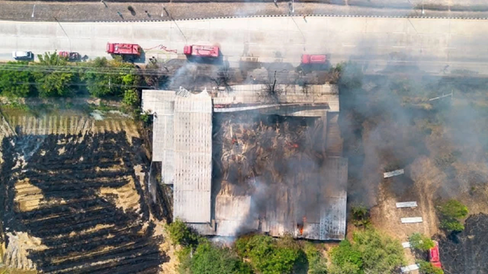 ไฟไหม้โกดังเฟอร์นิเจอร์ ศรีประจันต์ วอด 3 ล้าน ระดมรถน้ำสกัดเพลิง