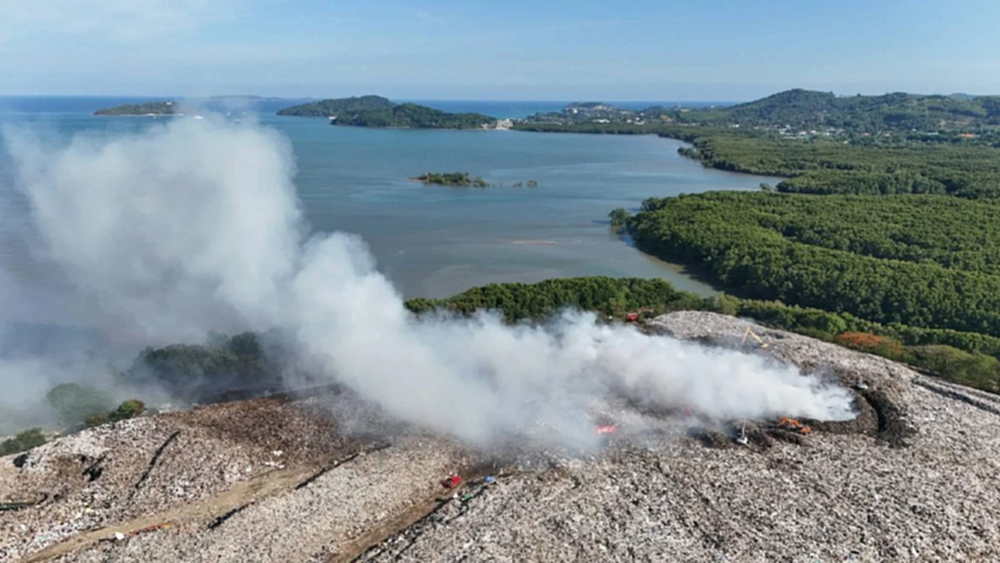 อัปเดตสถานการณ์ไฟไหม้บ่อขยะภูเก็ต ควันพิษคลุ้ง คุมเพลิงได้ 80%