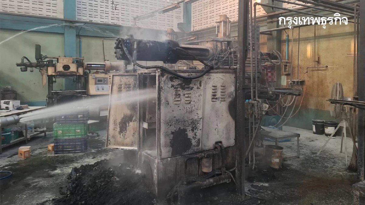 ด่วน! ไฟไหม้โรงงานย่านบางขุนเทียน ซอยบางกระดี่ 8 เครื่องจักรวอด