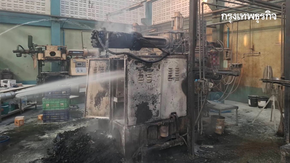ด่วน! ไฟไหม้โรงงานย่านบางขุนเทียน ซอยบางกระดี่ 8 เครื่องจักรวอด