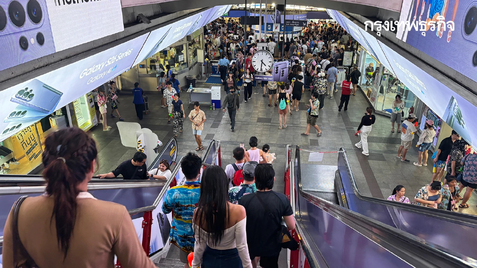 สถิติคนขึ้นรถไฟฟ้า สงกรานต์ 2569 พุ่ง 11% เล่นน้ำสีลม สยาม ไอคอนสยาม