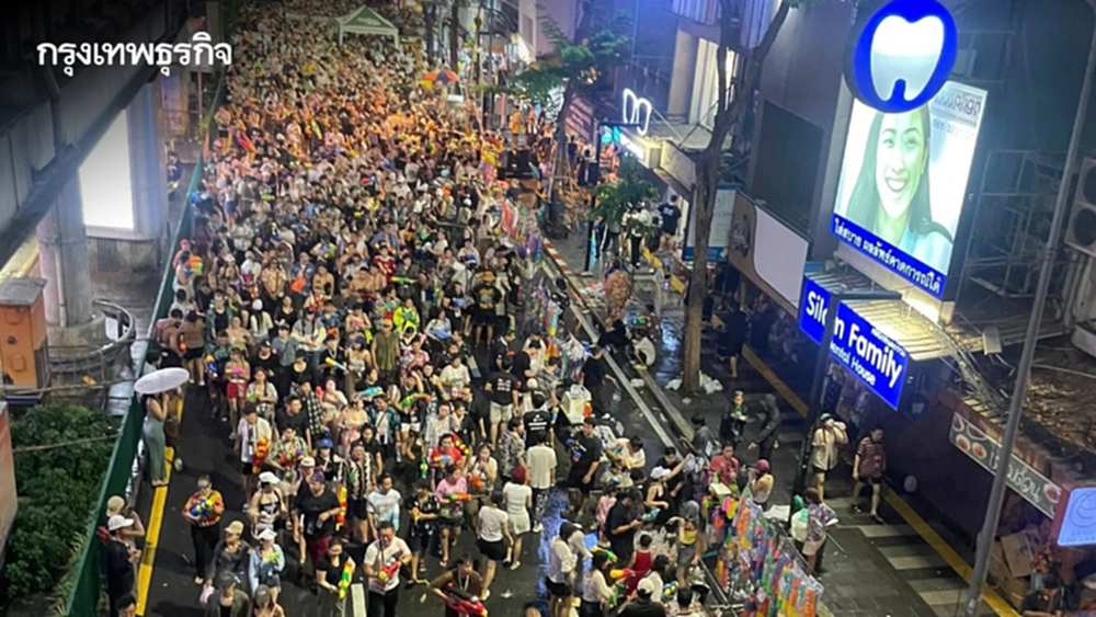 ปิดฉาก 'สงกรานต์สีลม' วันสุดท้าย นักท่องเที่ยวล้นทะลัก แห่เล่นน้ำกว่า 2 แสนคน