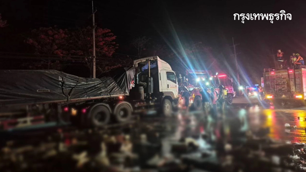 เทรลเลอร์ชนท้ายยับกลางดง ของหล่นเกลื่อนถนนมิตรภาพ รถติดหนึบ