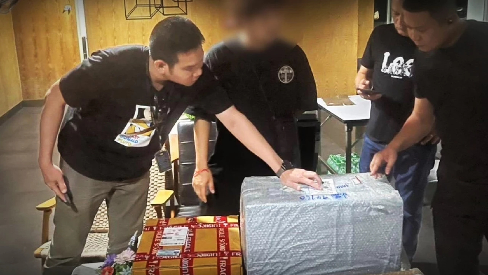 ยึดเงินสด-ปืน แกะรอยซื้อขายบุหรี่หนีภาษี ลุยจับคาคอนโดฯ