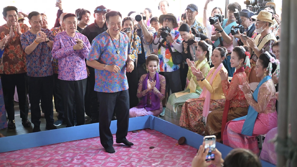 ‘อนุทิน’ ควงภริยาเปิดงาน ‘สงกรานต์พระประแดง’ ปล่อยนก ปล่อยปลา สืบอายุ