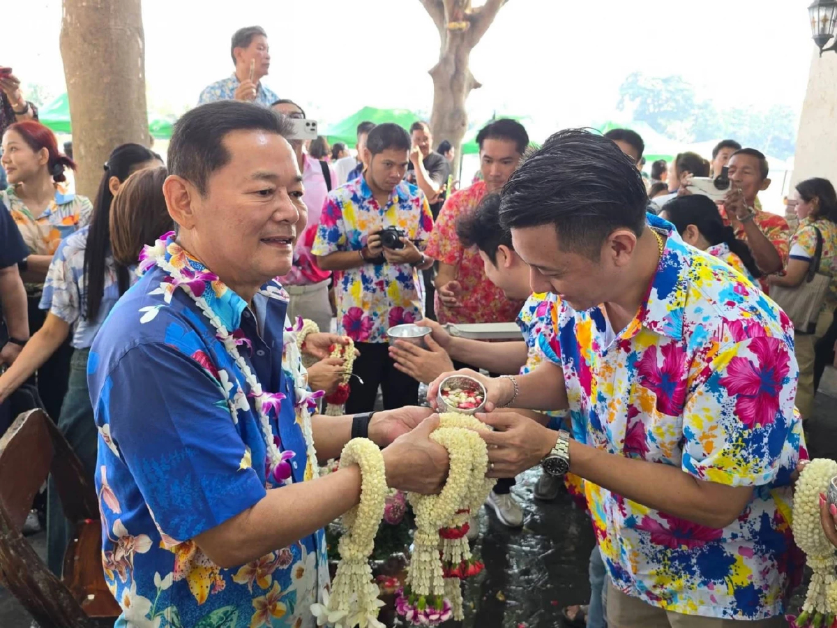 “นภินทร” เปิดบ้าน จัดพิธีสรงน้ำพระ รดน้ำขอพรผู้ใหญ่ เทศกาลปีใหม่ไทย