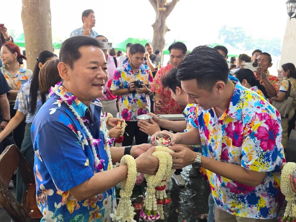“นภินทร” เปิดบ้าน จัดพิธีสรงน้ำพระ รดน้ำขอพรผู้ใหญ่ เทศกาลปีใหม่ไทย