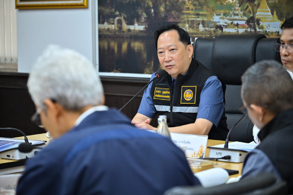 รองปลัด มท.ถกความมั่นคง คุมเข้มสต็อกน้ำมัน-เอาผิดพวกเผาป่า