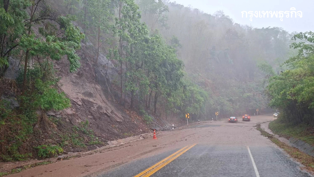 พิษพายุฤดูร้อน เพชรบูรณ์ฝนตกหนัก เจอน้ำป่า หินร่วง ทล.12 หล่มสัก