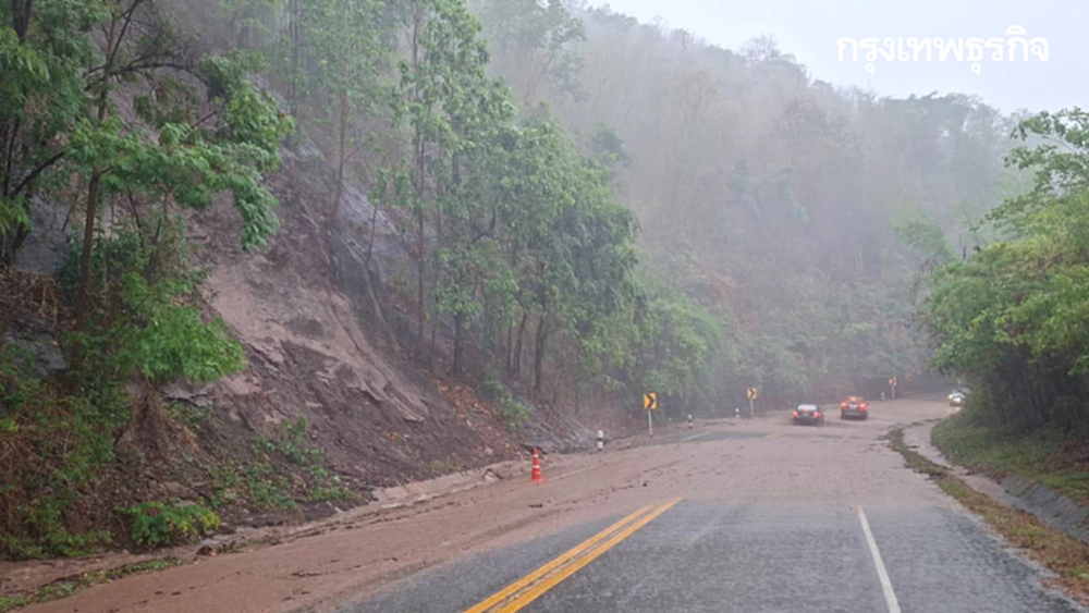 พิษพายุฤดูร้อน เพชรบูรณ์ฝนตกหนัก เจอน้ำป่า หินร่วง ทล.12 หล่มสัก