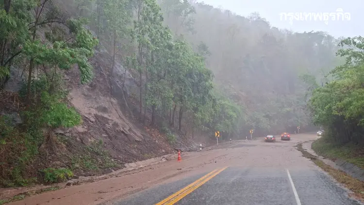 พิษพายุฤดูร้อน เพชรบูรณ์ฝนตกหนัก เจอน้ำป่า หินร่วง ทล.12 หล่มสัก