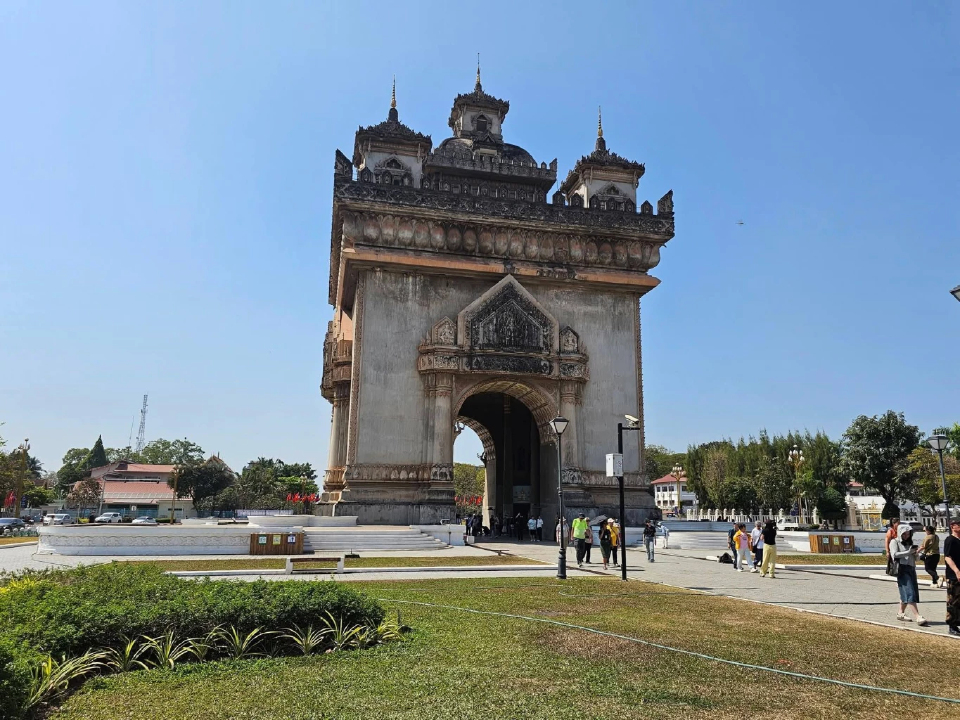 เมื่อชีวิตค่อย ๆ เดิน…ที่เวียงจันทน์ | World Wide View