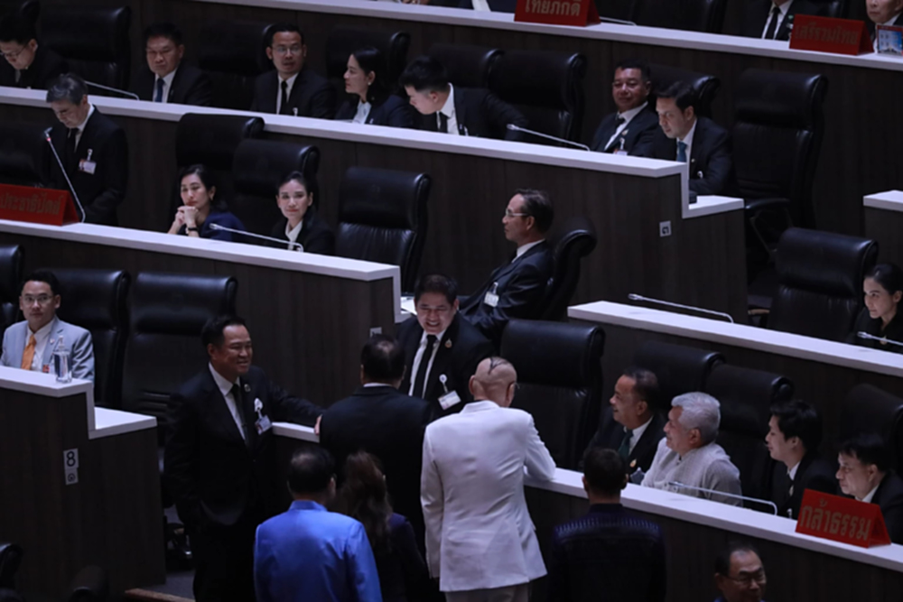 'อนุทิน' ทักทาย 'ธรรมนัส' กลางสภา หลังดีด 'กล้าธรรม' เป็นฝ่ายค้าน 