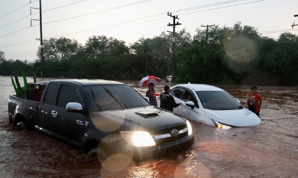 พายุถล่มไทรโยค น้ำป่าทะลักท่วมถนน 323 รถจมกลางกระแสน้ำ จราจรติดขัด