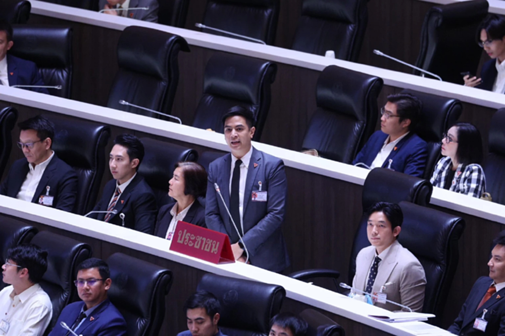 'พริษฐ์' อัดรัฐบาลโอ้อวดรักชาติ-เบี้ยวสัญญา  สะท้อนภาพ 'ผู้รับเหมา'