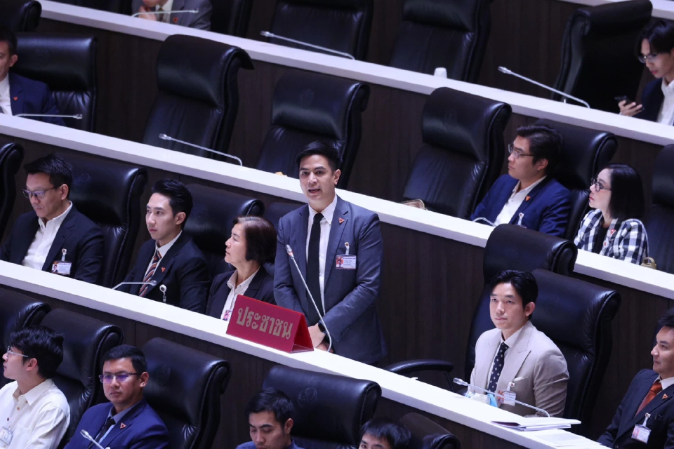 'พริษฐ์' อัดรัฐบาลโอ้อวดรักชาติ-เบี้ยวสัญญา  สะท้อนภาพ 'ผู้รับเหมา'