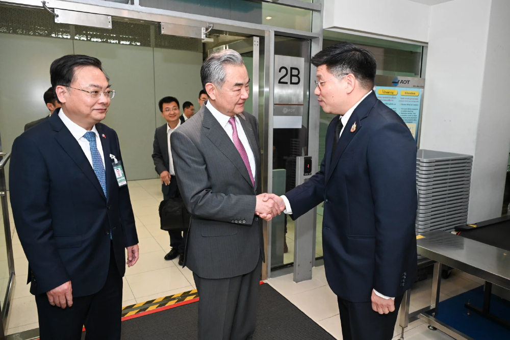 หวัง อี้ เดินทางถึงไทยแล้ว เอกอัครราชทูตกระทรวงการต่างประเทศต้อนรับ