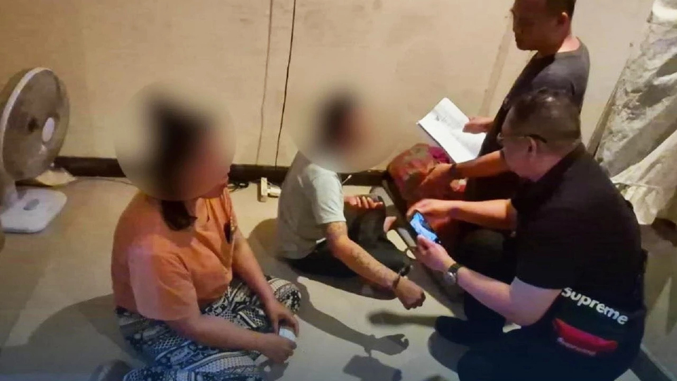 กู้เงินออนไลน์เห็นโฆษณาในเฟซบุ๊ก โดนหลอกโอนเงิน บุกจับที่ระยอง