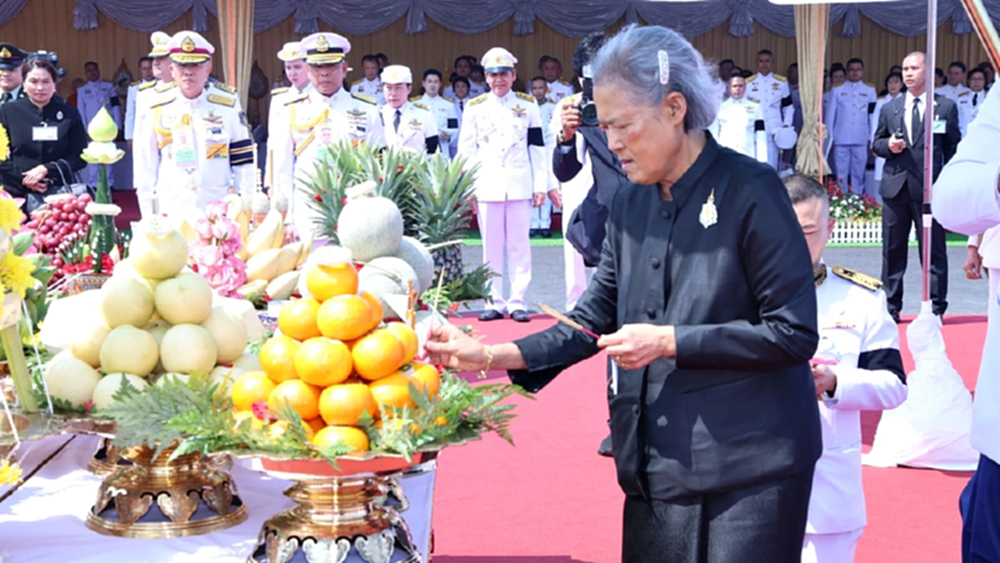 กรมสมเด็จพระเทพฯ ทรงประกอบพิธียกเสาพระเมรุมาศ ในการพระราชพิธีถวายพระเพลิงพระบรมศพฯ