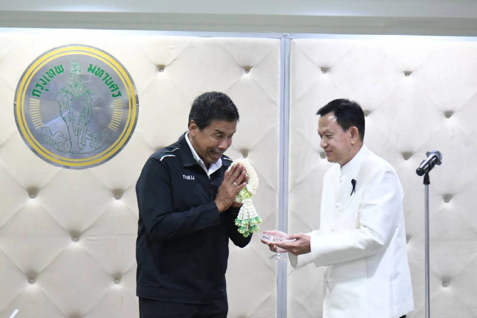 ผู้บริหาร กทม.แสดงมุทิตาจิต รดน้ำขอพร 'ชัชชาติ' สงกรานต์ 69