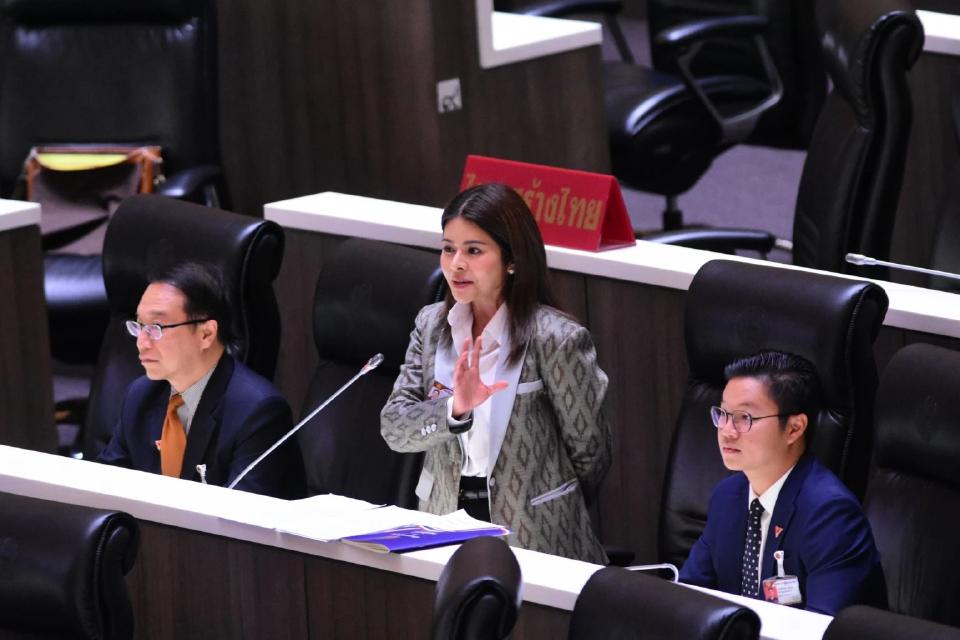 'ลิซ่า' แจงค่าจ้าง 'สเปคเตอร์ ซี' ตามเกณฑ์-เงื่อนไข 'กกต.'