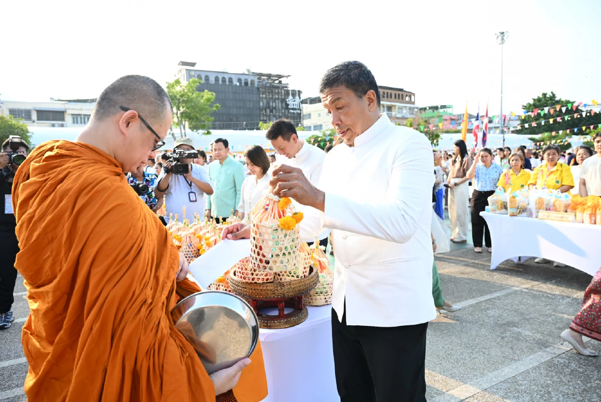 กทม.จัดพิธีตักบาตร-รดน้ำผู้สูงอายุ-สรงน้ำพระ รับสงกรานต์ 69