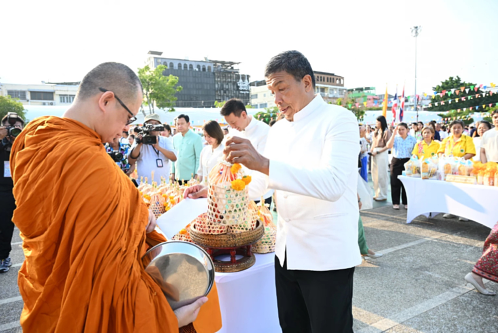 กทม.จัดพิธีตักบาตร-รดน้ำผู้สูงอายุ-สรงน้ำพระ รับสงกรานต์ 69