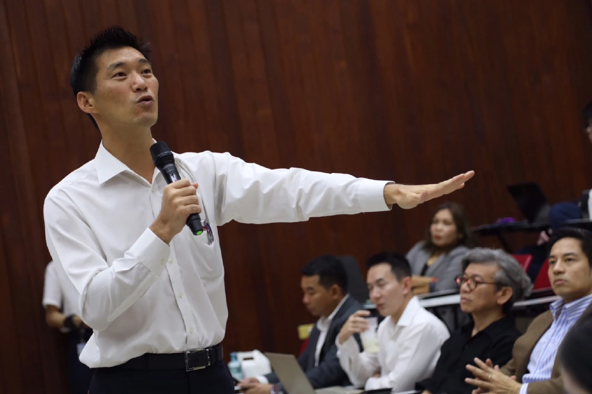 'ธนาธร-สิริพงศ์' ถกเสวนา มธ.หนุนกระจายอำนาจ ดันเลือกตั้งผู้ว่าฯ