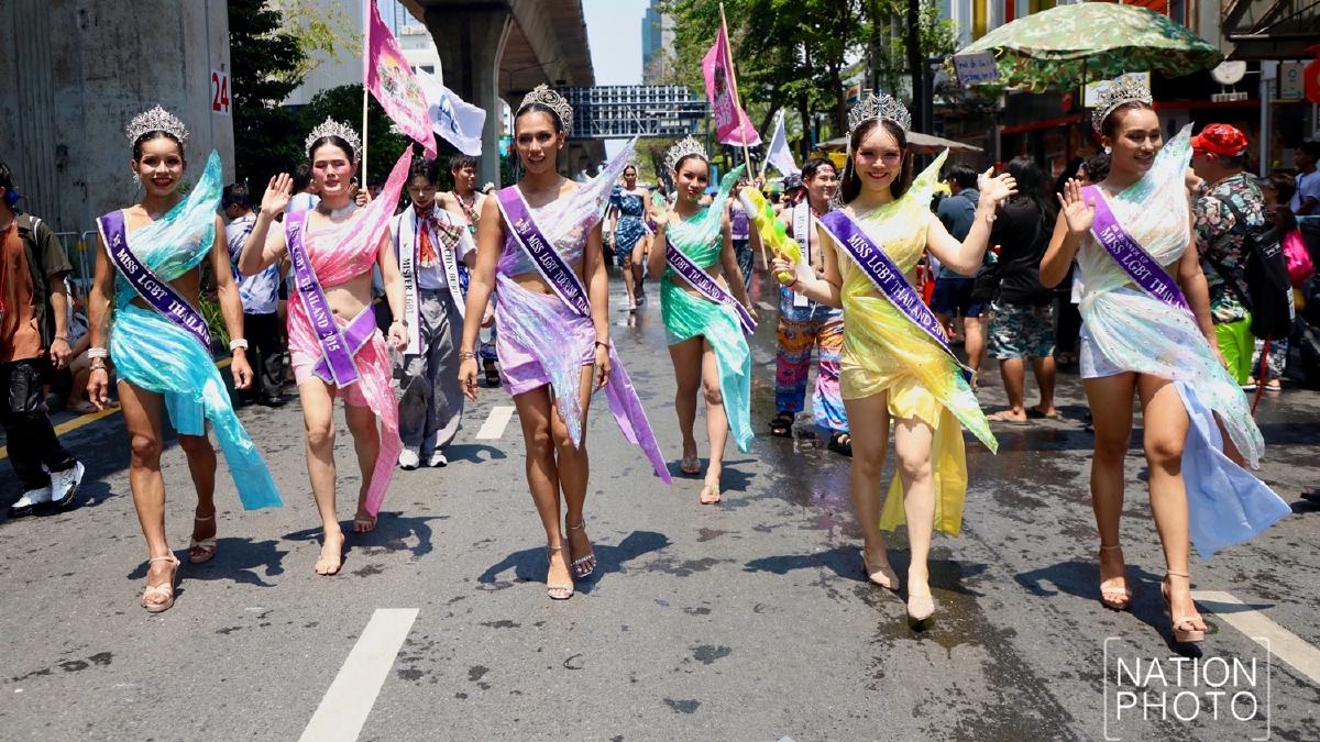 สีลมแตก แห่ห่มสไบเล่นน้ำสงกรานต์ 69 คึกคัก รับขบวน Wet Parade สุดอลังการ