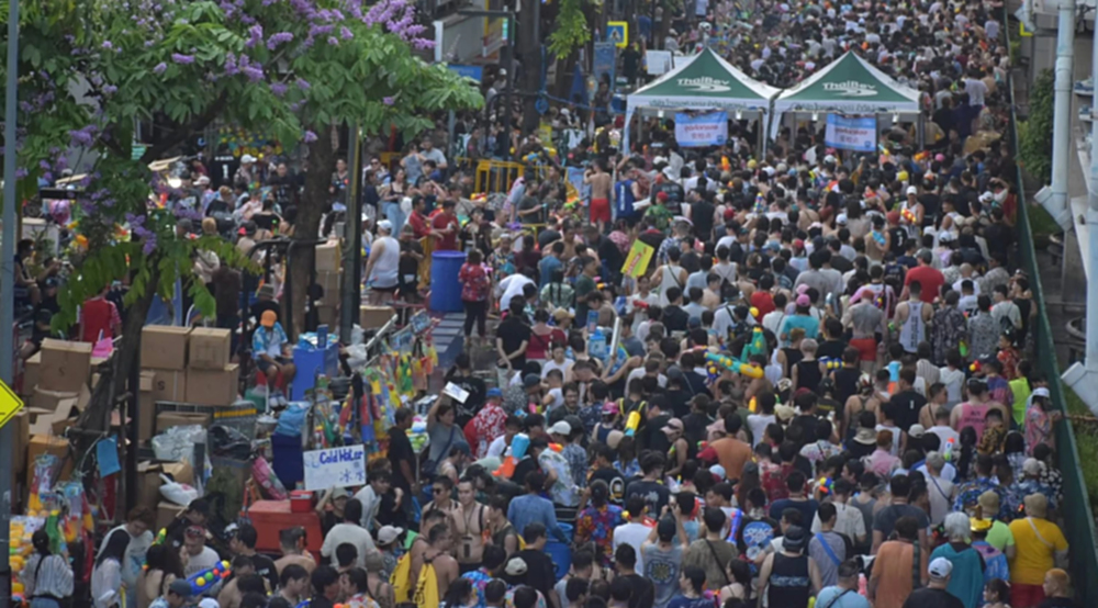 สงกรานต์ 69 สีลม คนเล่นน้ำหนาแน่น ทะลุ 1.6 แสน! ย้ำคืนนี้ปิดจบ 2 ทุ่ม