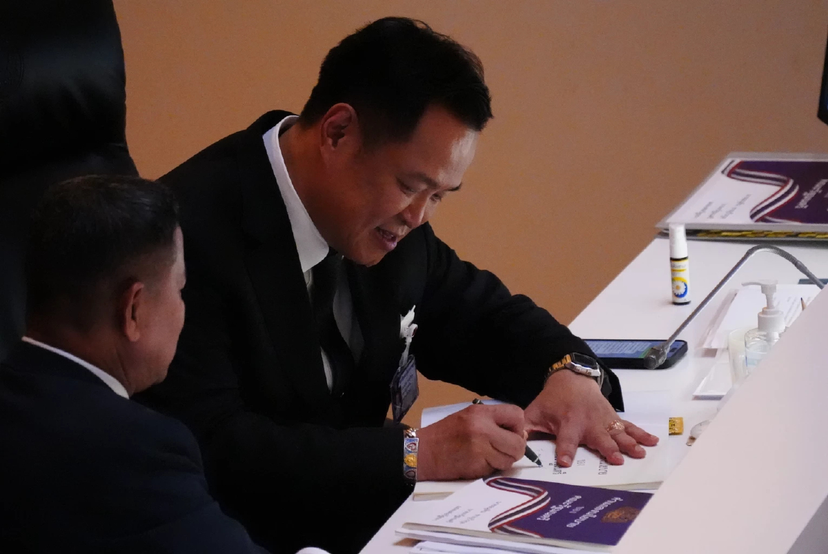 'สส.-สว.' เข้าคิวขอลายเซ็น 'อนุทิน' บนเล่มคำแถลงนโยบายรัฐบาล