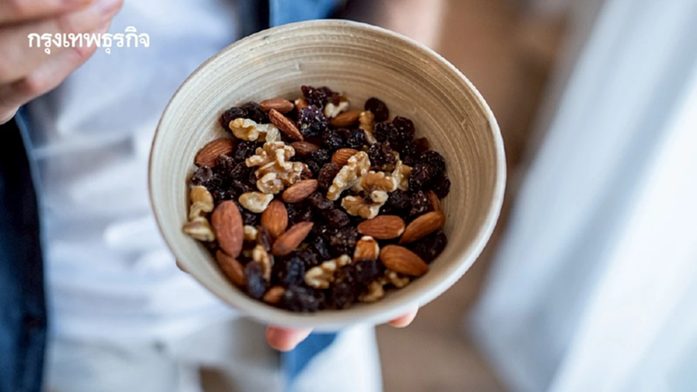 วอลนัต vs อัลมอนด์: ถั่วชนิดไหน “ดีกับสมอง” มากกว่ากัน?