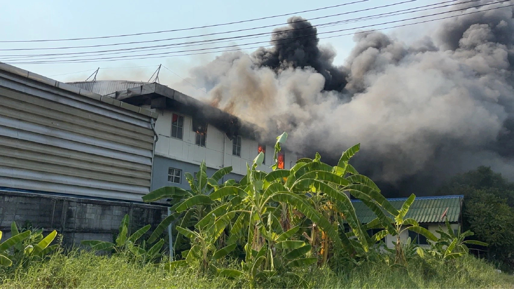 ไฟไหม้โกดังเก็บสินค้า รามอินทรา 107 เร่งคุมเพลิง ยันไร้ผู้บาดเจ็บ
