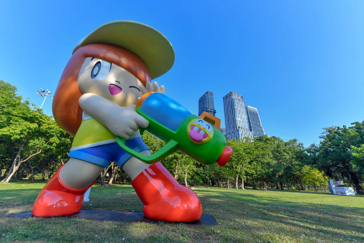 สวนลุมฯ ไม่ได้มีแค่เต้นแอโรบิก เที่ยวสงกรานต์งาน ‘เสน่ห์อาร์ต’ เช็กอินกับคาแรกเตอร์ดังของศิลปินไทย