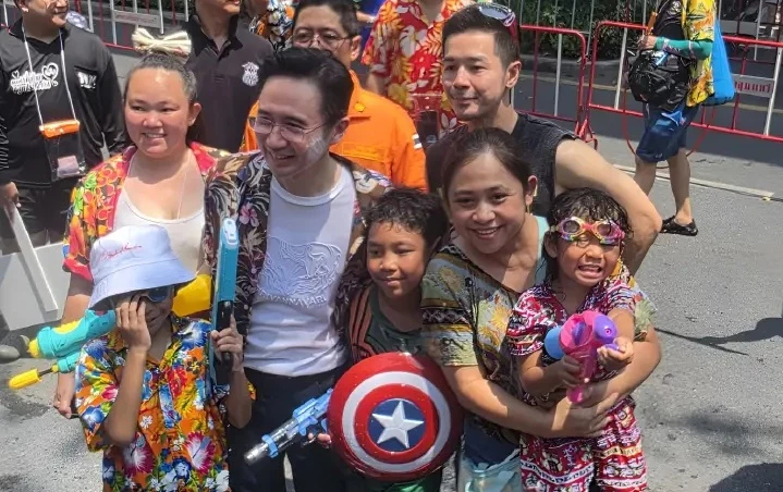 อ.เชน ขนคนเพื่อไทย เล่นน้ำสงกรานต์สีลม หนุนความหลากหลายทางเพศ