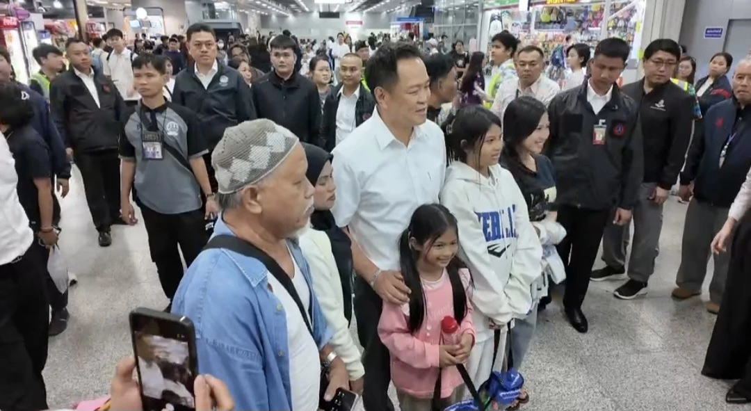 ‘อนุทิน’ ตรวจ กรุงเทพอภิวัฒน์-หมอชิต  เด็กถามน้ำมันแพง ตอบกลับลด 4 บาทแล้ว