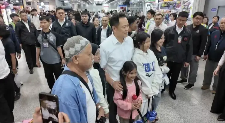 ‘อนุทิน’ ตรวจ กรุงเทพอภิวัฒน์-หมอชิต เด็กถามน้ำมันแพง ตอบกลับลด 4 บาทแล้ว