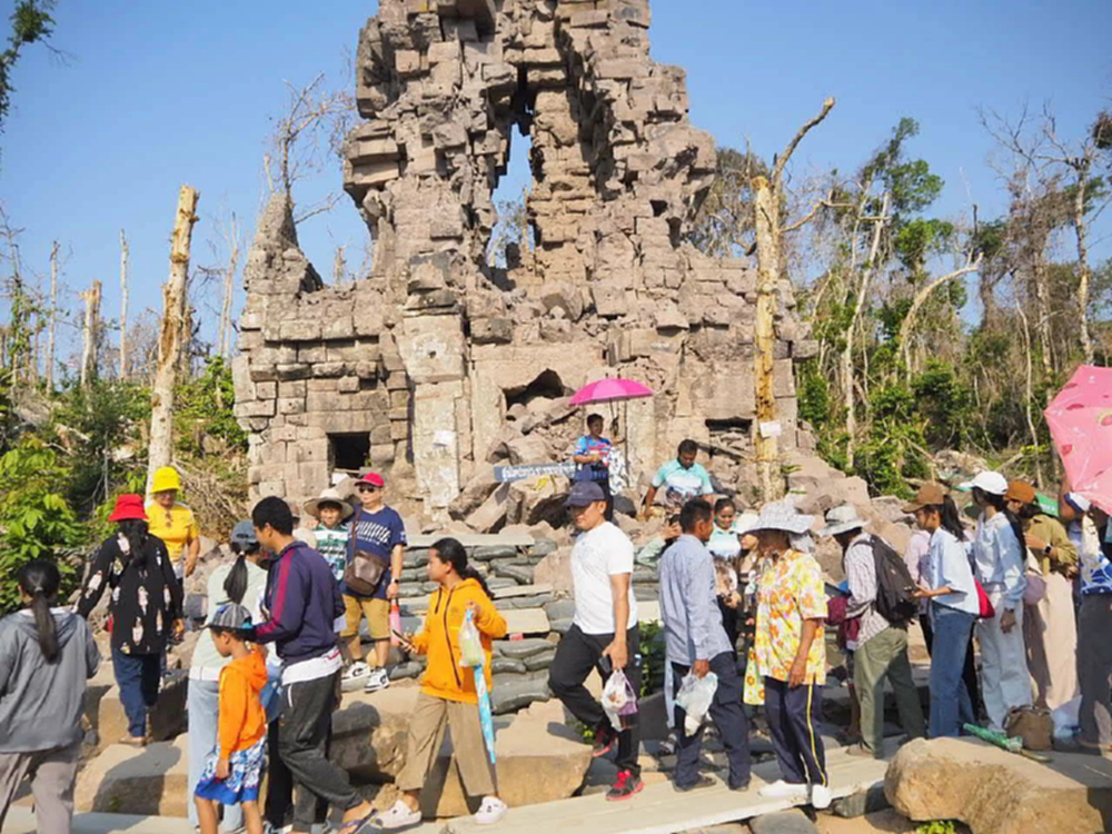 ประมวลภาพ คนแห่ชม 'ปราสาทตาควาย–เนิน 350'รับสงกรานต์ ทะลุ 3,600 คน