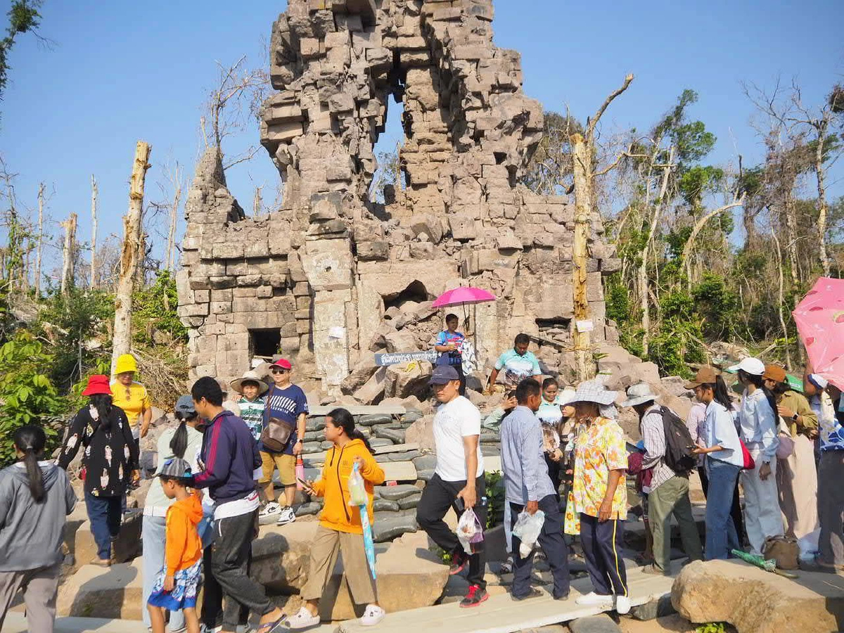 ประมวลภาพ คนแห่ชม 'ปราสาทตาควาย–เนิน 350' รับสงกรานต์ ทะลุ 3,600 คน