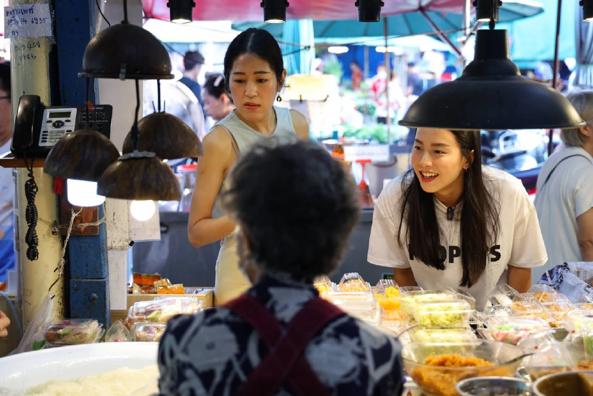 'ไอซ์-ช่อ'เดินตลาดท่าน้ำนนท์ พ่อค้าแม่ค้าโอดแบกต้นทุน ฝาก รัฐบาล เร่งช่วย