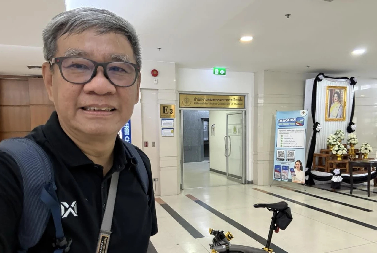 'สมชัย' ควง 2 นักไอที ยื่นหลักฐานให้ผู้ตรวจฯ ชงศาล รธน.คดีบาร์โค้ด