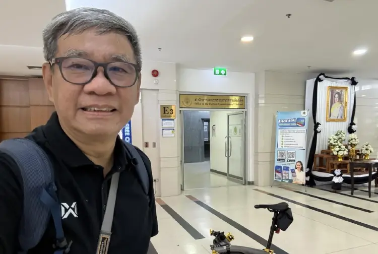 'สมชัย' ควง 2 นักไอที ยื่นหลักฐานให้ผู้ตรวจฯ ชงศาล รธน.คดีบาร์โค้ด