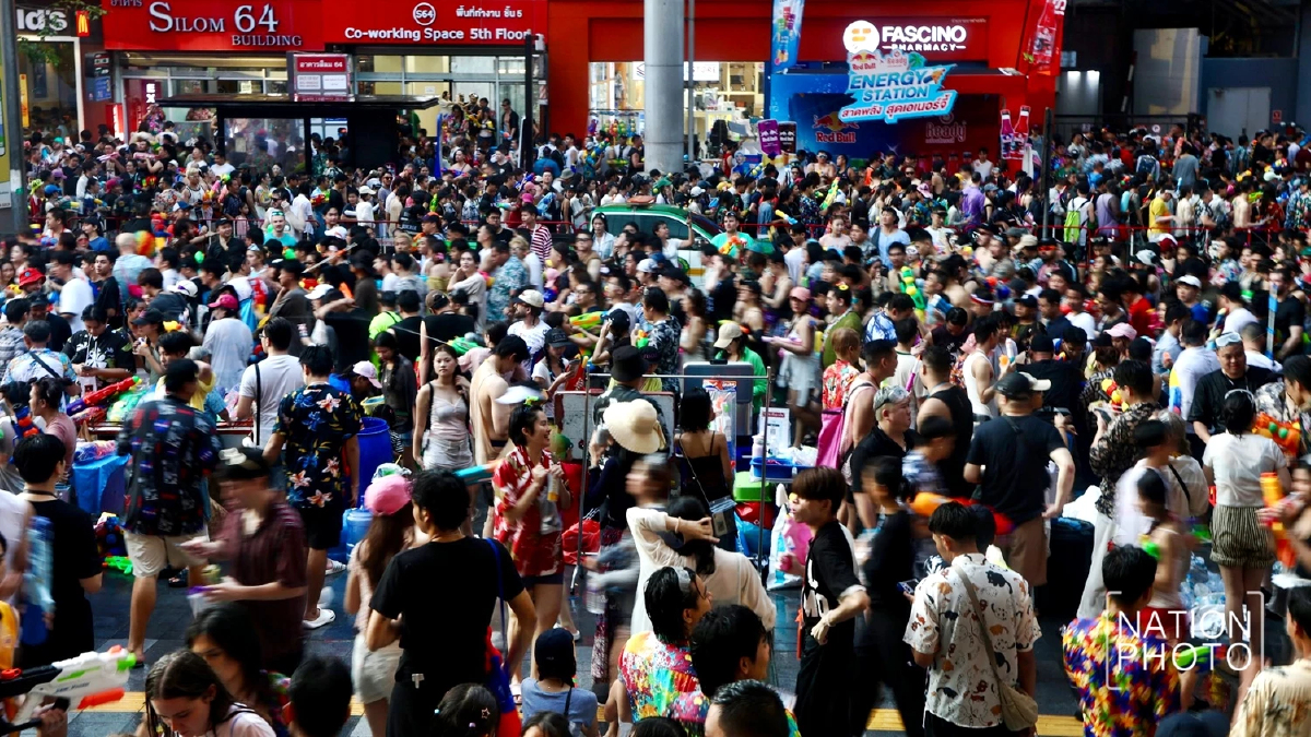 ประมวลภาพ สงกรานต์สีลม 2569 วันสุดท้าย คนไทย-ต่างชาติแห่เล่นน้ำทะลุ 2 แสนคน
