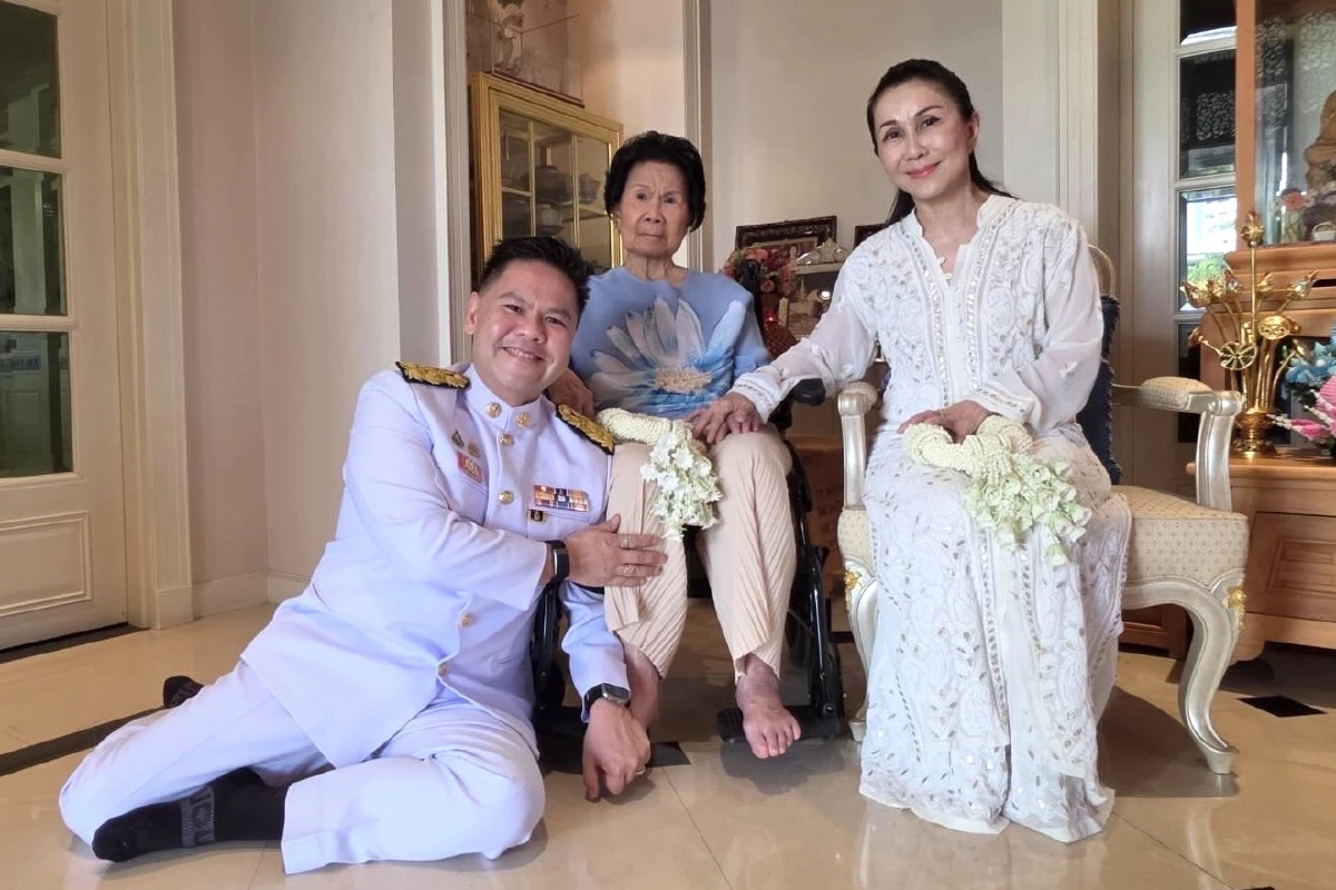 'วราวุธ' นำพวงมาลัย กราบ 'แม่-พี่สาว' ขอพรก่อนเข้าเฝ้าถวายสัตย์ฯ
