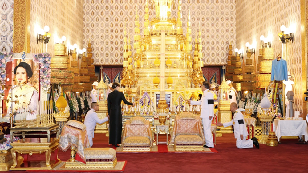 ในหลวง-พระราชินี เสด็จฯ ไปในพิธีบำเพ็ญกุศลทักษิณานุปทาน (กงเต็ก) ถวายพระบรมศพฯ