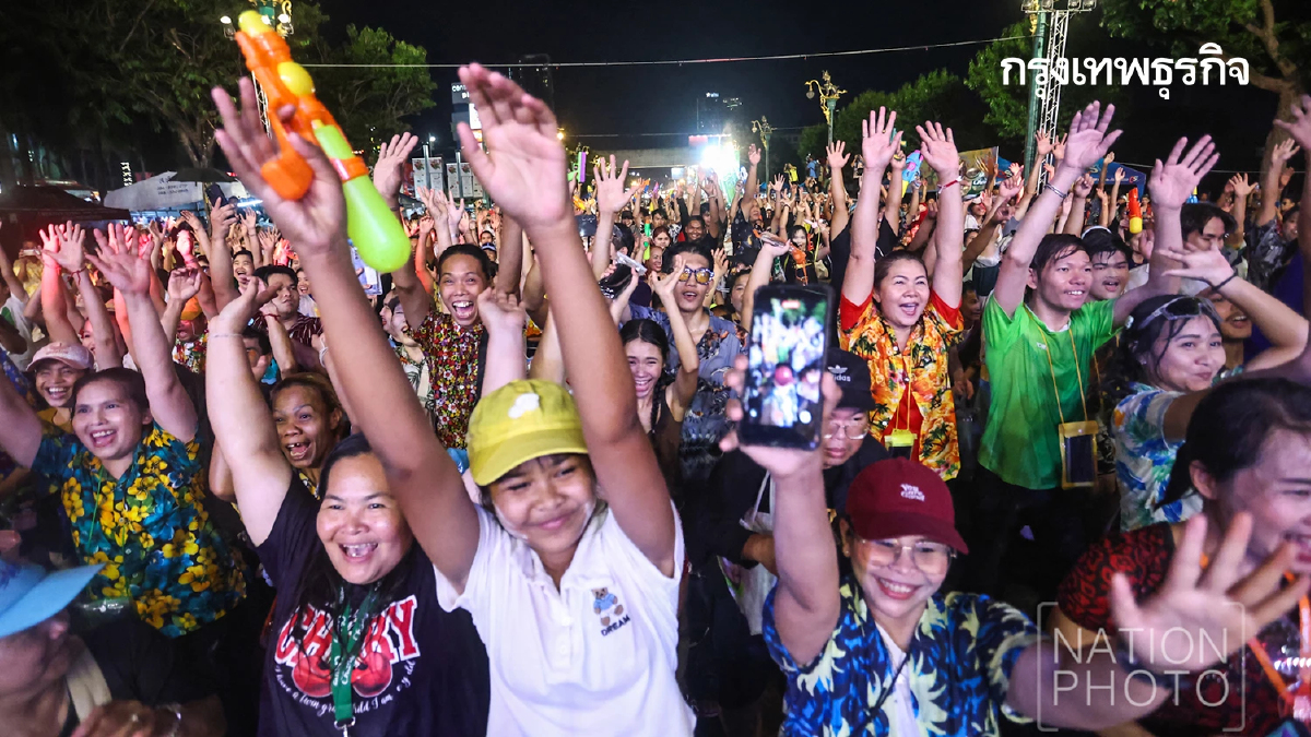 ม่วนกุ๊บ สงกรานต์ถนนข้าวเหนียว 2569 แห่เล่นน้ำ คลื่นมนุษย์ คึกคัก