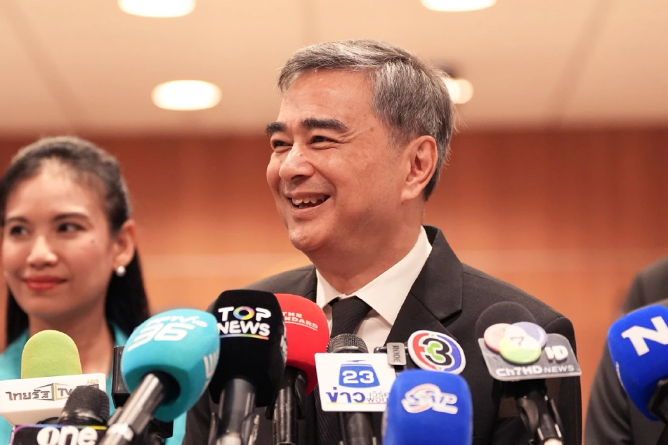 'อภิสิทธิ์' กางสูตรพลังงาน จี้รื้อ 'ค่ากลั่น-ภาษี' ลดความจำเป็นกู้เงิน